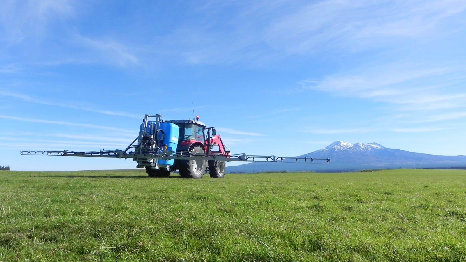 LS Linkage Sprayer in front of Ruapehu