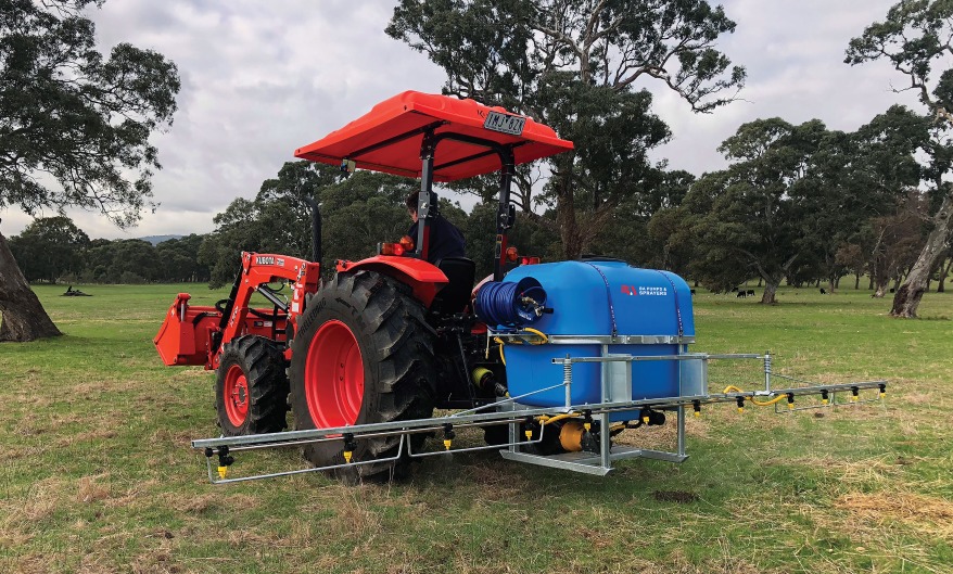 Blockmate linkage sprayeron a tractor